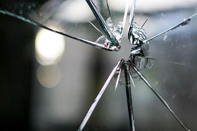 Broken glass repairs main graphic created for Cii Double Glazing